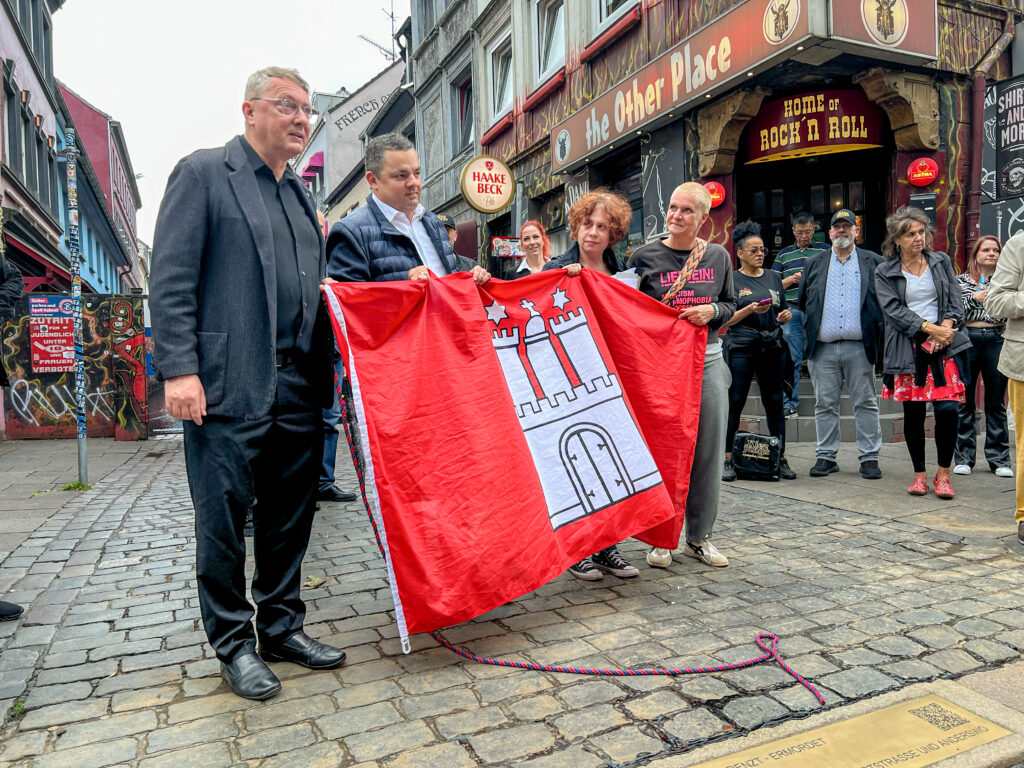 Mitglieder der Initiative Kulturerbe St. Pauli stehen gemeinsam im Stadtteil St. Pauli